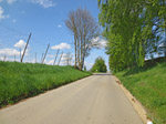 ...vorbei an Hopfenfeldern...