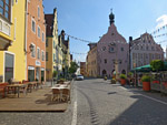 Der Stadtplatz von Abensberg mit dem Rathaus