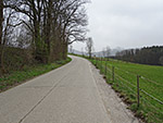 ...und radeln hinauf zum Weiler Karlsperg...