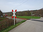 Wir überqueren einen Bahnübergang...