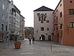 Wir verlassen den Stadtplatz in westlicher Richtung und erreichen schließlich den Bahnhof