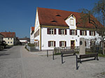 Auf der Doktor-Baumgartner-Straße in Sulzemoos