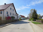 Über die Dorfstraße radeln wir immer geradeaus...