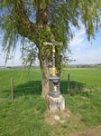 ...radeln wir vorbei an einem Wegkreuz...