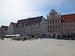 ...in die Altstadt von Landsberg, links der Marienbrunnen