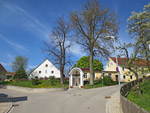 Vor diesem Denkmal mit Kruzifix biegen wir links ab