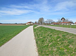 ...in den Radweg parallel zur Landstraße ein