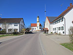 Vor der Kirche St. Peter und Paul in Sielenbach biegen wir links ab...