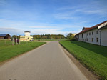 ...und passieren einen Reitstall