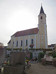 Die Kirche St. Johannes der Täufer am Marktplatz in Glonn