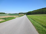 Die Landstraße bringt uns in östlicher Richtung...