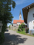 Wir radeln steil bergauf und biegen vor der Kirche St. Johannes...