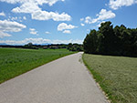 Über eine Teerstraße radeln wir weiter nach Höhenstetten