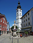Marktplatz von Waging am See mit der Kirche St. Martin