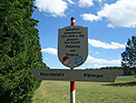 ...bringt uns zu einer Gedenktafel, die an die ehemalige Grenze zwischen Bayern und Tirol erinnert