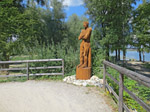 Holzfigur nach der Brücke