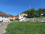 ...und folgen dieser in die Ortsmitte hinein