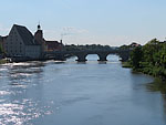 ...und zur Steinernen Brücke