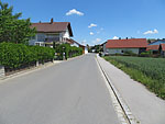 ...und radeln durch den Ort...