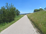 Vor uns erkennen wir bereits die Wallfahrtskirche am Bogenberg