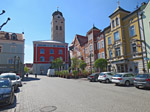 Der Stadtturm von Erding, rechts davor das Erdinger Weißbräu