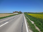 ...bringt uns zur viel befahrenen Landstraße vor Buch