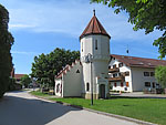 ...erreichen wir die Ortsmitte mit dem Wasserturm
