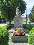 ...und Kriegerdenkmal beim Wasserturm