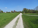 ...und radeln über den Schotterweg auf Seebruck zu