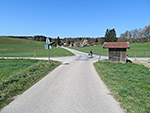 ...und radeln an der Kreuzung nach dem Wald geradeaus weiter