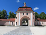 Wir verlassen den Klosterhof...