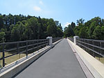 ...erreichen wir die ehemalige Eisenbahnbrücke