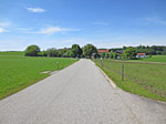 Kurz vor Straß erreichen wir eine Querstraße...