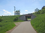 ...und unterqueren die Bahngleise