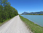 Wir folgen dem Uferweg