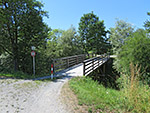 Wir überqueren eine Holzbrücke...