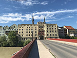 Auf der Roten Brücke mit Blick zum Brucktor