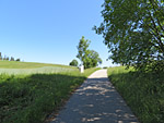 ...sowie über einen Fuß- und Radweg...