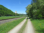 ...und folgen ein Stück dem Bahngleis