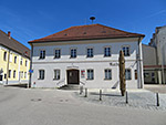 ...erreichen wir das Rathaus von Marktl...