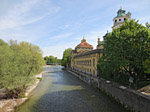 Auf der Ludwigsbrücke in München mit Blick hinunter zur Isar