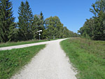 ...führt uns der Radweg nach links und wir erreichen den Damm