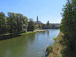 Blick über die Isar zur Martinskirche und zur Burg Trausnitz