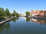 Blick von der Brücke auf den Fluss