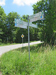 Wir kommen zu einer Landstraße...