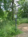 Kunstvoll gestalteter Wegweiser