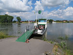 Die Donaufähre Altaha bringt einen nach Niederalteich
