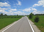 Nordwestlich von Ampfing treffen wir auf eine schmale Teerstraße