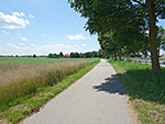 Wir folgen dem Radweg entlang der Landstraße...