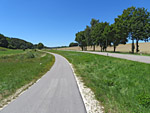 Wir erreichen eine Landstraße...